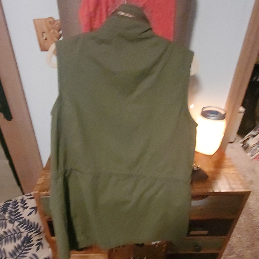 Vest - Picture 2 of 4